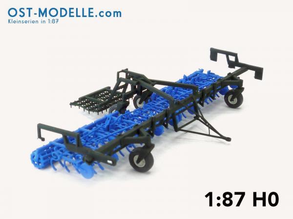 Koppelwagen T890 A01 Bodenbearbeitung 2 Feingrubber B231 mit Stabkrümmlern Arbeitsstellung blau